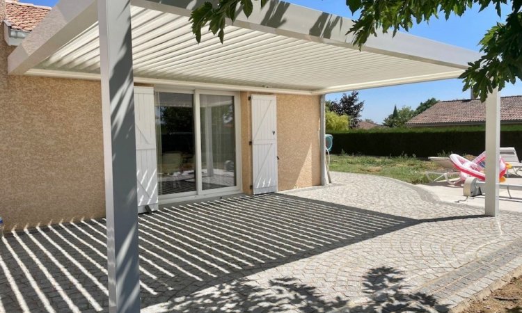 Installation d’une pergola sur-mesure blanche avec lames orientables dans le Rhône (69)