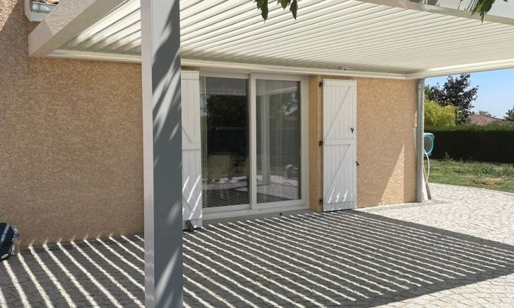 Installation d’une pergola sur-mesure blanche avec lames orientables dans le Rhône (69)