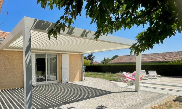 Installation d’une pergola sur-mesure blanche avec lames orientables dans le Rhône (69)