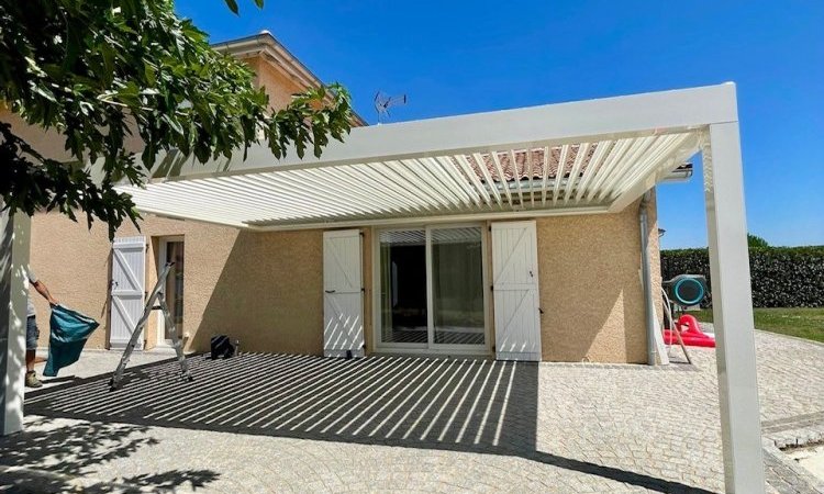 Installation d’une pergola sur-mesure blanche avec lames orientables dans le Rhône (69)
