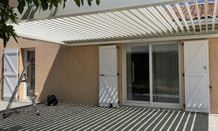 Installation d’une pergola sur-mesure blanche avec lames orientables dans le Rhône (69)