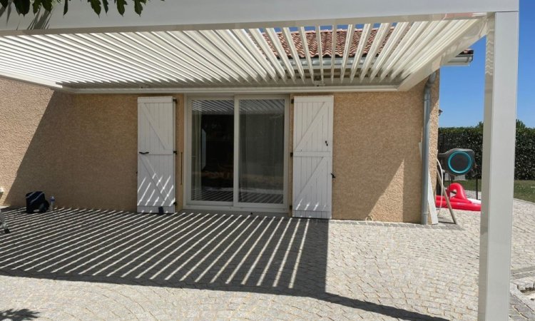 Installation d’une pergola sur-mesure blanche avec lames orientables dans le Rhône (69)