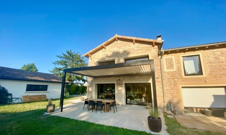 Pose d'une pergola bioclimatique sur mesure de dimensions exceptionnelles : Intégration parfaite dans une façade en pierre à Macon (71)