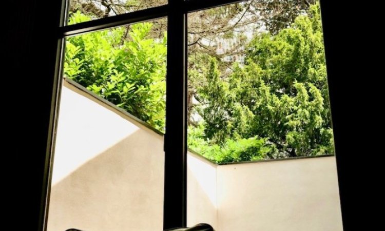 Une ouverture spectaculaire grâce à l'installation d'une baie accordéon hors norme dans un sublime loft à Villefranche-sur-Saône (69)