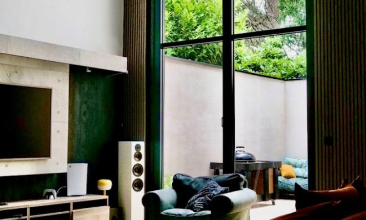 Une ouverture spectaculaire grâce à l'installation d'une baie accordéon hors norme dans un sublime loft à Villefranche-sur-Saône (69)