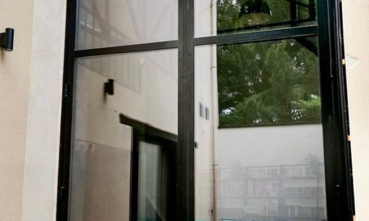 Une ouverture spectaculaire grâce à l'installation d'une baie accordéon hors norme dans un sublime loft à Villefranche-sur-Saône (69)