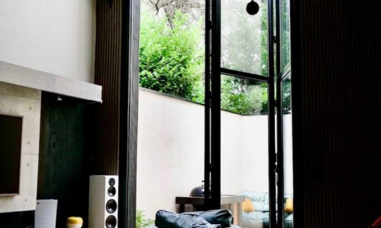 Une ouverture spectaculaire grâce à l'installation d'une baie accordéon hors norme dans un sublime loft à Villefranche-sur-Saône (69)