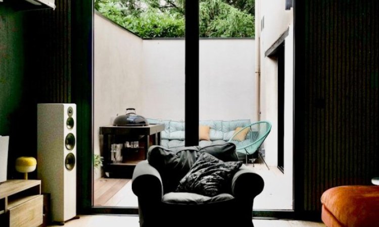 Une ouverture spectaculaire grâce à l'installation d'une baie accordéon hors norme dans un sublime loft à Villefranche-sur-Saône (69)