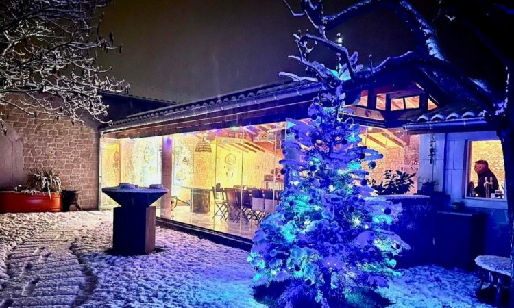 Conception et installation d’un système de fermeture de terrasse sur-mesure, harmonieusement intégré à cette habitation située dans l’Ain (01).