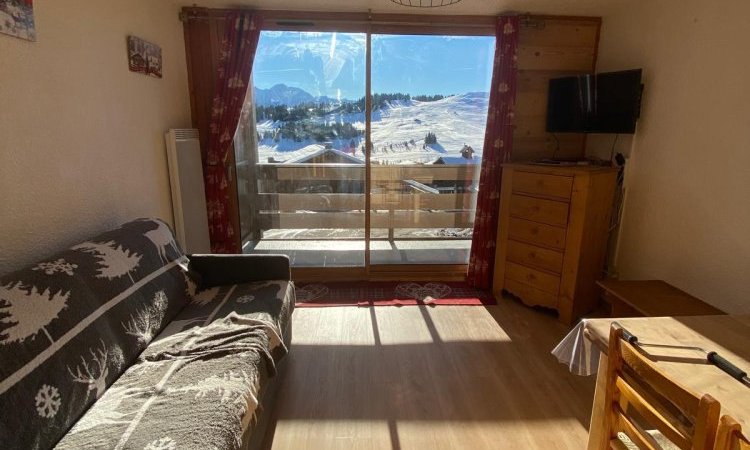 Installation de châssis coulissants 2 vantaux aux Saisies (73) : rénovation complète des menuiseries de la copropriété.