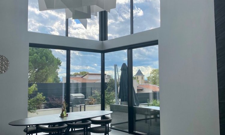 Installation de coulissants minimalistes et  de menuiseries dotées de paumelles invisibles et de dormants cachés dans une splendide résidence située à Lyon (69).