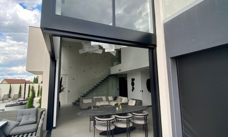 Installation de coulissants minimalistes et  de menuiseries dotées de paumelles invisibles et de dormants cachés dans une splendide résidence située à Lyon (69).