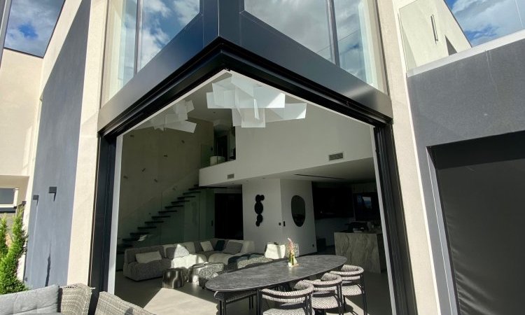 Installation de coulissants minimalistes et  de menuiseries dotées de paumelles invisibles et de dormants cachés dans une splendide résidence située à Lyon (69).