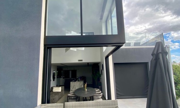 Installation de coulissants minimalistes et  de menuiseries dotées de paumelles invisibles et de dormants cachés dans une splendide résidence située à Lyon (69).