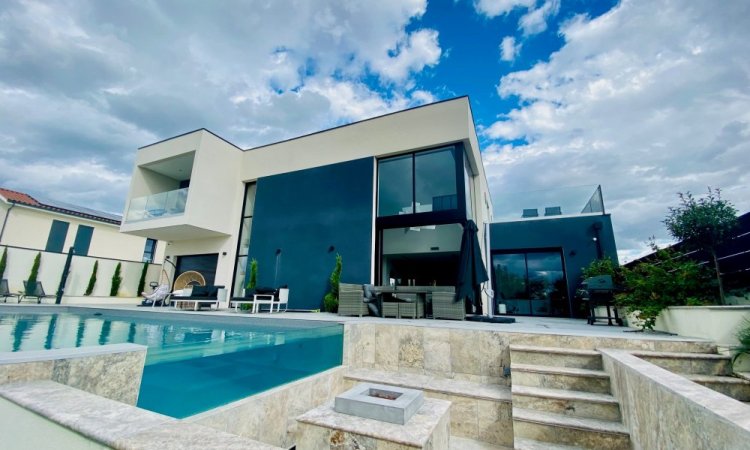 Installation de coulissants minimalistes et  de menuiseries dotées de paumelles invisibles et de dormants cachés dans une splendide résidence située à Lyon (69).