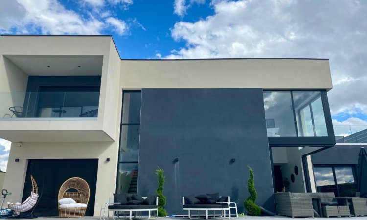 Installation de coulissants minimalistes et  de menuiseries dotées de paumelles invisibles et de dormants cachés dans une splendide résidence située à Lyon (69).