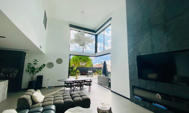 Installation de coulissants minimalistes et  de menuiseries dotées de paumelles invisibles et de dormants cachés dans une splendide résidence située à Lyon (69).