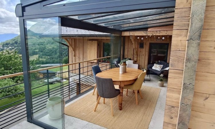  Installation d'une pergola vitrée équipée de coulissants pour profiter d'une vue époustouflante sur la région Haute-Savoie.