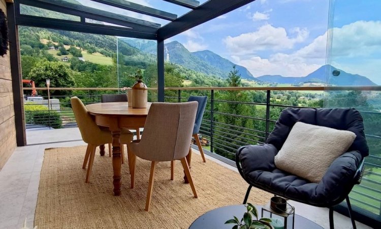  Installation d'une pergola vitrée équipée de coulissants pour profiter d'une vue époustouflante sur la région Haute-Savoie. 