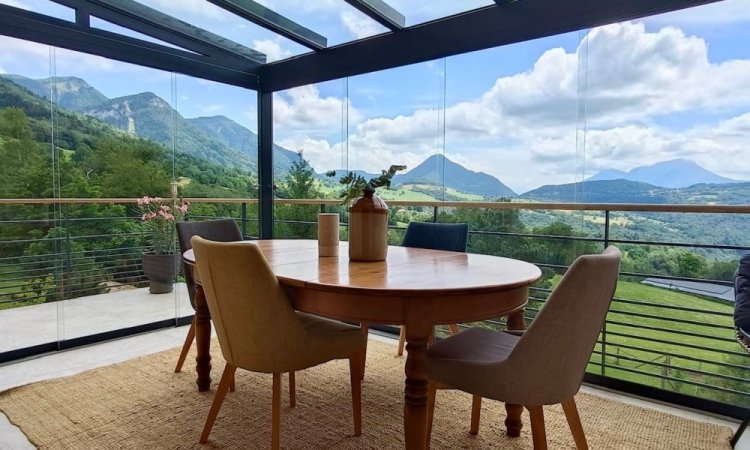  Installation d'une pergola vitrée équipée de coulissants pour profiter d'une vue époustouflante sur la région Haute-Savoie. Installation d'une pergola vitrée équipée de coulissants pour profiter d'une vue époustouflante sur la région Haute-Savoie.  Mise en place d'une pergola vitrée équipée de coulissants pour profiter d'une vue panoramique sur la région Haute-savoie.