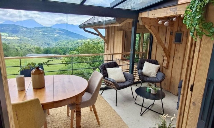 Fourniture et pose d'une pergola vitrée munie de coulissants pour admirer une vue imprenable sur la région Haute-Savoie.