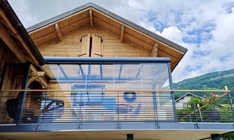 Pose d'une pergola vitrée munie de coulissants pour admirer une vue imprenable sur la région Haute-Savoie.