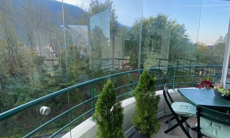 Fermeture d'une terrasse en coulissants pivotants courbes à facettes près de Lyon
