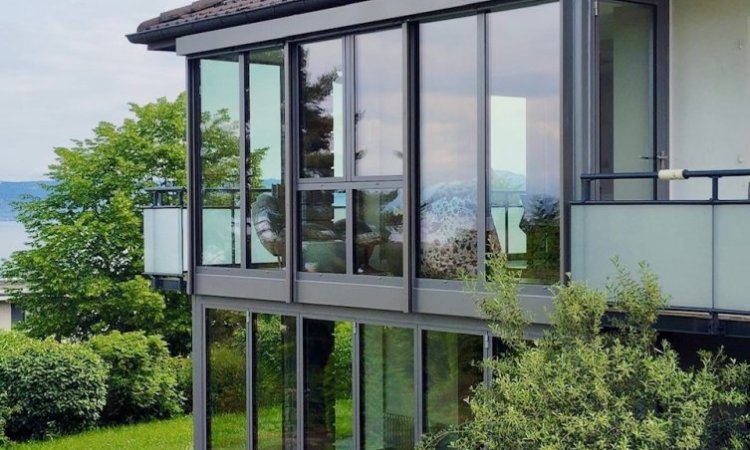 Installation d'une extension entièrement vitrée sur deux niveaux avec une magnifique vue sur le lac Léman (74)