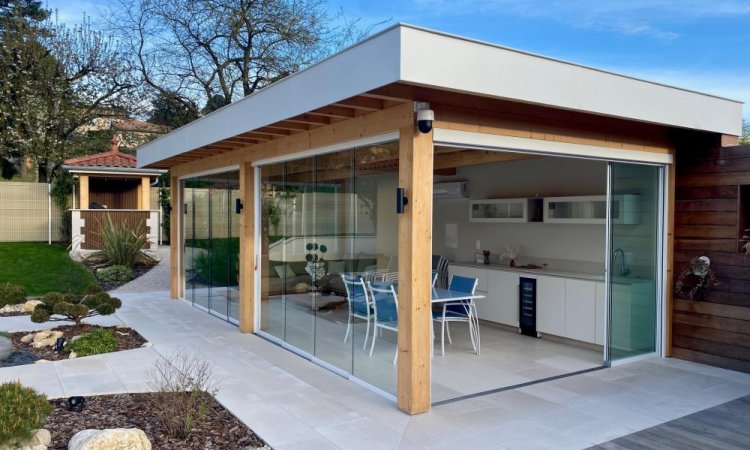 Fermeture complète de pool-house sur mesure : un espace extérieur transformé en véritable lieu de vie proche de Villefranche-sur-Saône