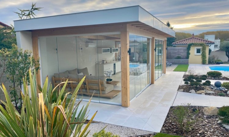 Fermeture complète de pool-house sur mesure : un espace extérieur transformé en véritable lieu de vie proche de Villefranche-sur-Saône