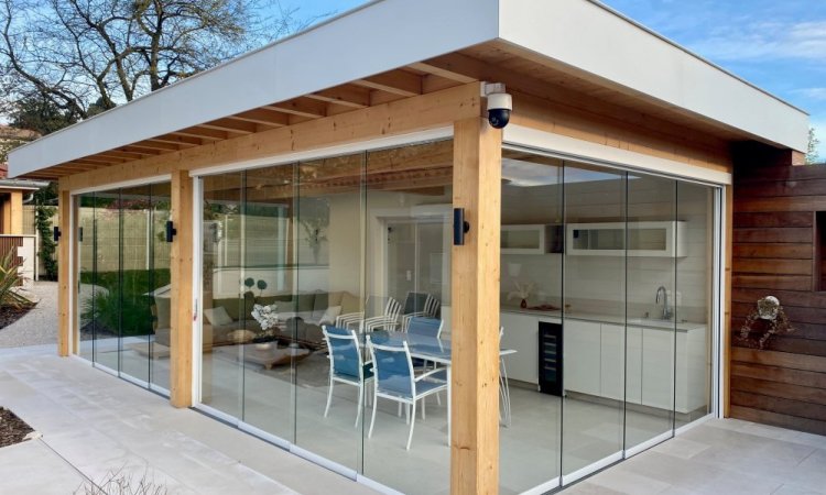 Fermeture complète de pool-house sur mesure : un espace extérieur transformé en véritable lieu de vie proche de Villefranche-sur-Saône