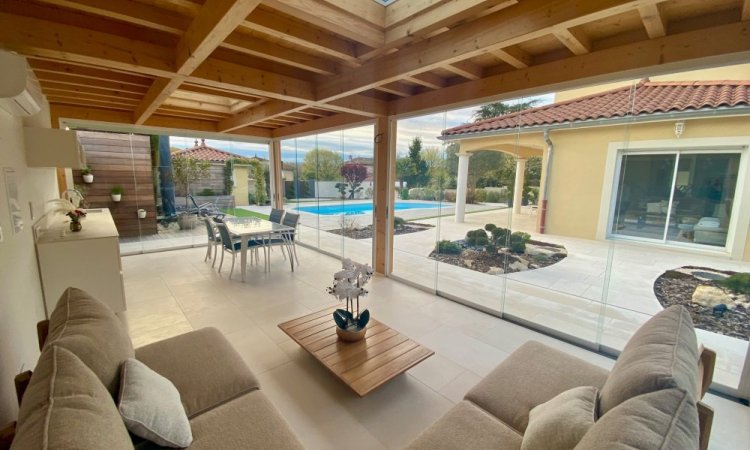 Fermeture complète de pool-house sur mesure : un espace extérieur transformé en véritable lieu de vie proche de Villefranche-sur-Saône