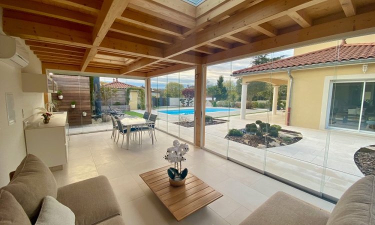 Fermeture complète de pool-house sur mesure : un espace extérieur transformé en véritable lieu de vie proche de Villefranche-sur-Saône