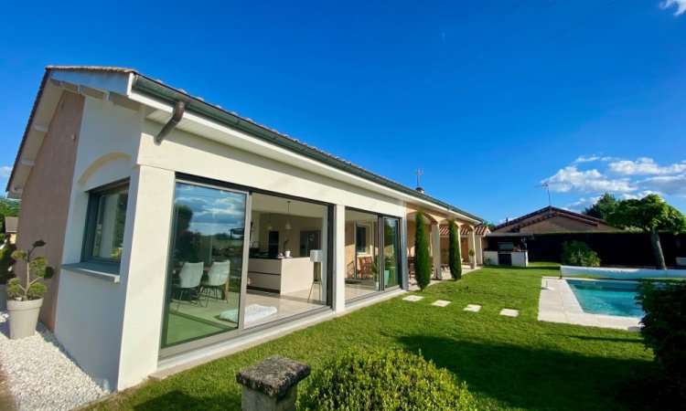 Mise en place de stores screen zip dans une villa chaleureuse implantée dans l'Ain (01)