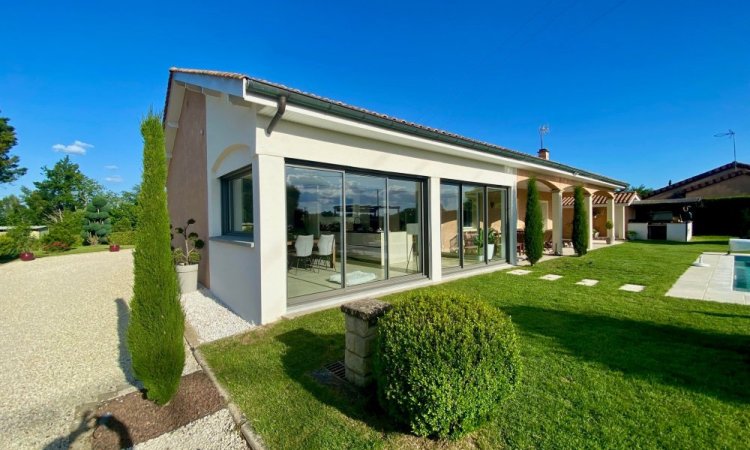 Installation de coulissants en bicoloration dans une villa chaleureuse implantée dans l'Ain (01)