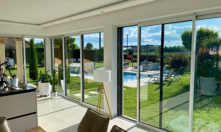 Installation de stores screen zip dans une villa chaleureuse implantée dans l'Ain (01)