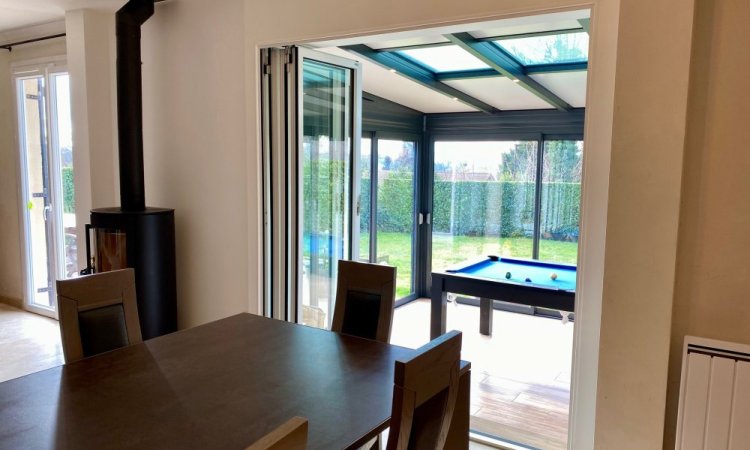 Remplacement d’une baie coulissante par une baie accordéon sur-mesure pour une ouverture totale sur la véranda près de Trévoux (01)