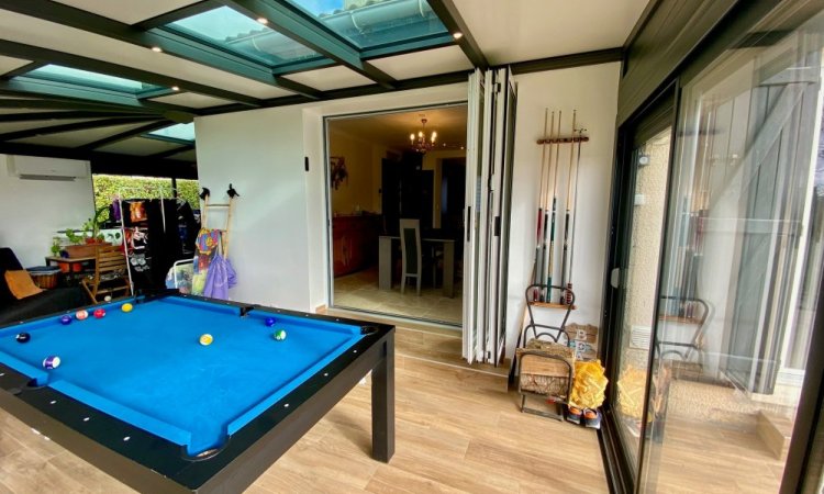 Remplacement d’une baie coulissante par une baie accordéon sur-mesure pour une ouverture totale sur la véranda près de Trévoux (01)