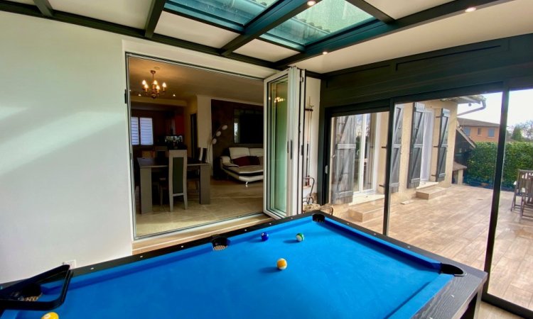 Remplacement d’une baie coulissante par une baie accordéon sur-mesure pour une ouverture totale sur la véranda près de Trévoux (01)