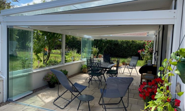 Installation d’une toiture vitrée et fermeture de celle-ci avec des coulissants et des pivotants coulissants entièrement vitrée dans l'Ain (01)