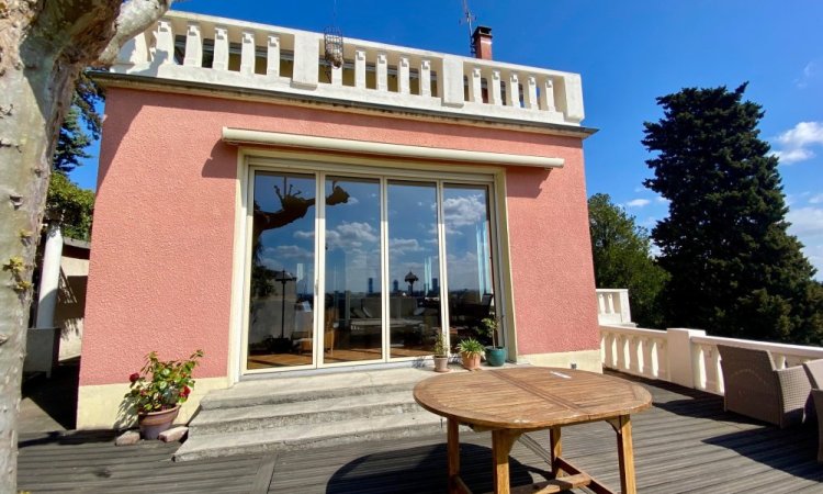 Remplacement d’une baie accordéon dans une villa avec une sublime vue sur Lyon 🌿