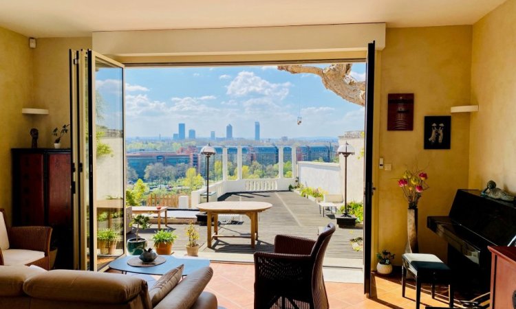 Remplacement d’une baie accordéon dans une villa avec une sublime vue sur Lyon 🌿