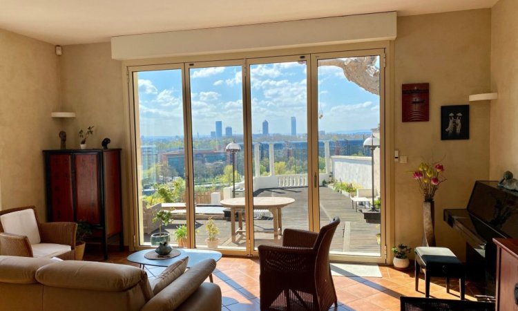 Remplacement d’une baie accordéon dans une villa avec une sublime vue sur Lyon 🌿