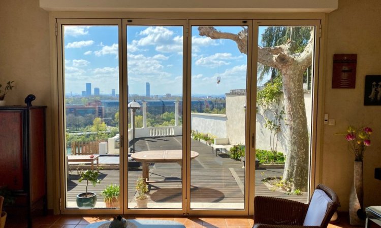 Remplacement d’une baie accordéon dans une villa avec une sublime vue sur Lyon 🌿