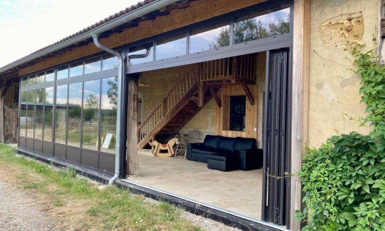 Extension d'une ancienne longère bressane avec nos systèmes aluminium en accordéon près de Bourg-en-Bresse dans l'Ain (01)