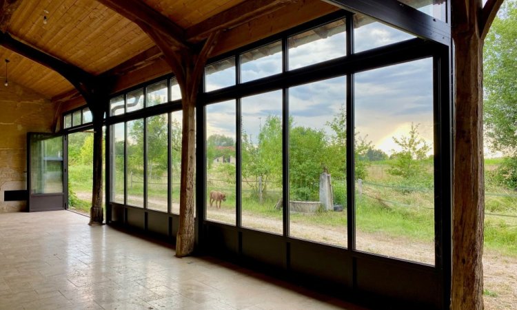 Extension d'une ancienne longère bressane avec nos systèmes aluminium en accordéon près de Bourg-en-Bresse dans l'Ain (01)