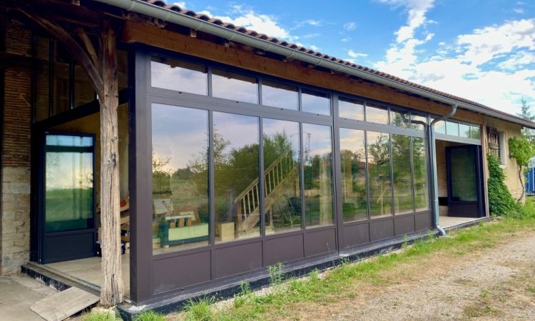 Extension d'une ancienne longère bressane avec nos systèmes aluminium en accordéon près de Bourg-en-Bresse dans l'Ain (01)