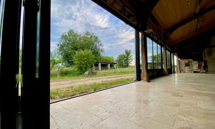 Extension d'une ancienne longère bressane avec nos systèmes aluminium en accordéon près de Bourg-en-Bresse dans l'Ain (01)