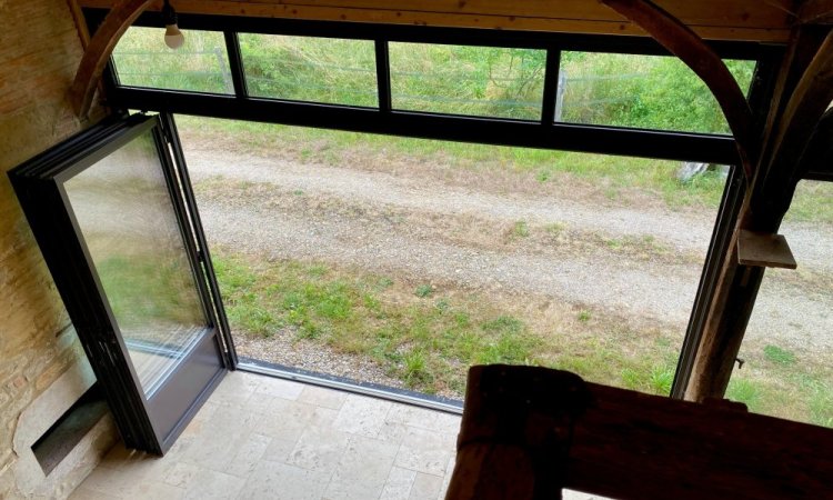 Extension d'une ancienne longère bressane avec nos systèmes aluminium en accordéon près de Bourg-en-Bresse dans l'Ain (01)