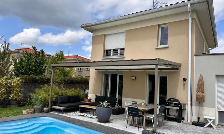 Mise en place d'un store de toiture pour protection de la chaleur sous pergola à Lyon